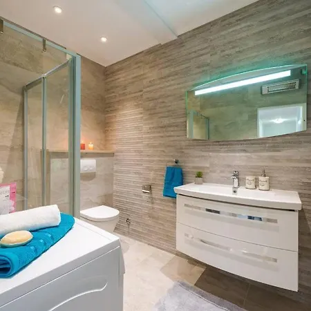 Lovely Lucia's House דירה